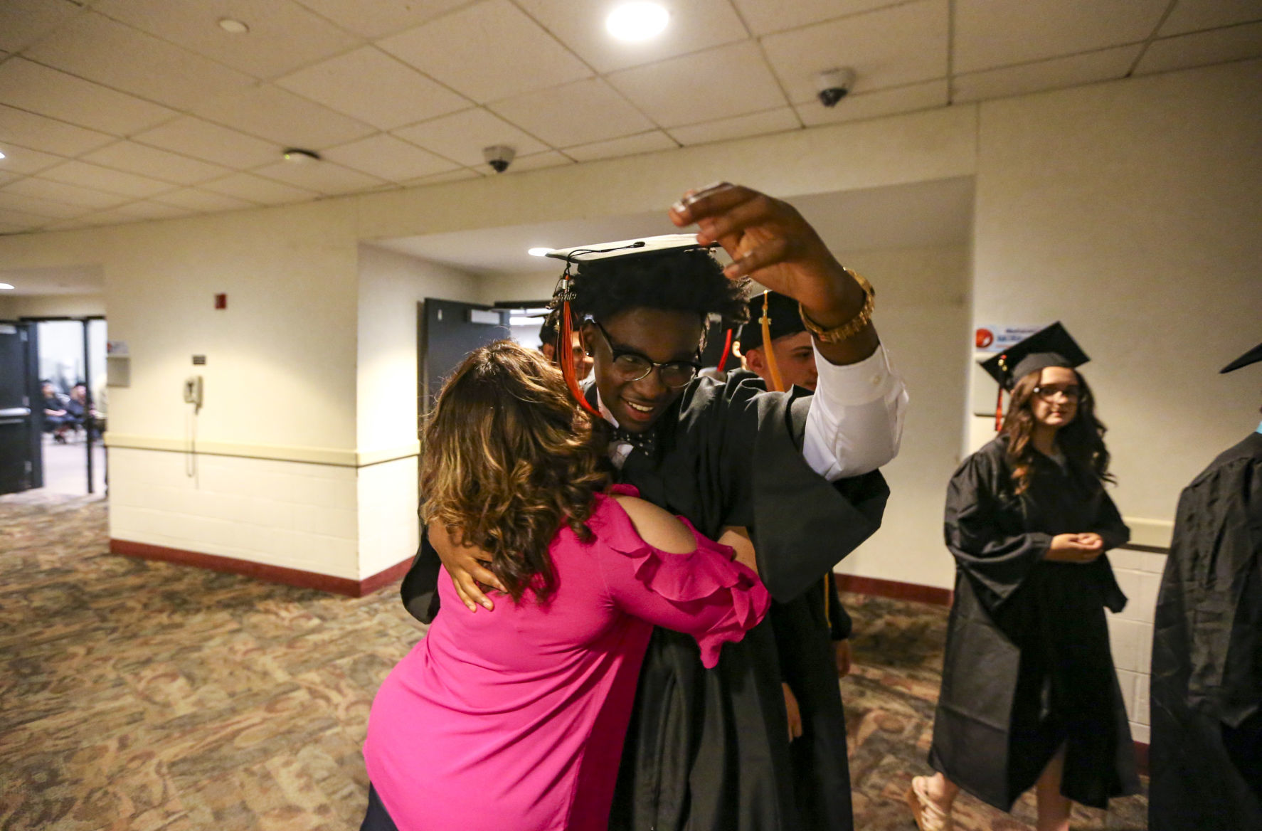 060219-mda-nws-uthsgrad-028